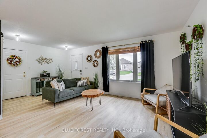 Property Photo:  3 Meadowvale Drive  ON N5P 4P1 