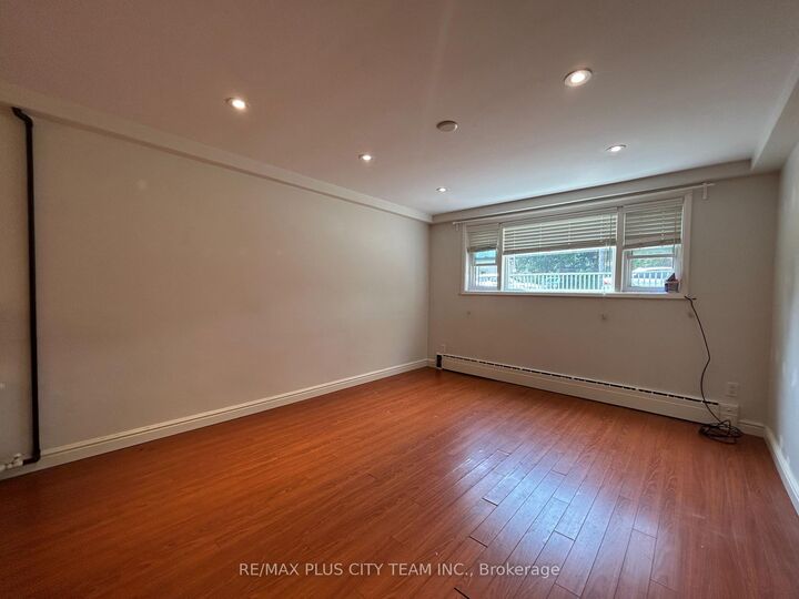Property Photo:  11 Thirty Fifth Street Unit 1  ON M8W 3J8 