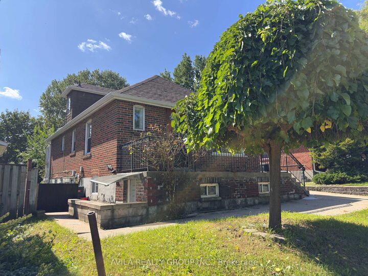 Property Photo:  219 Church Street Upper  ON M5B 1Y7 
