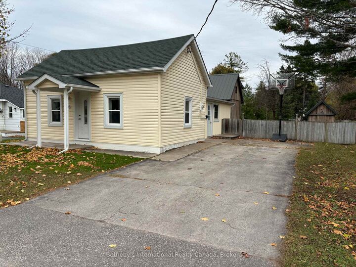 Property Photo:  303 Oak Street  ON L9Y 2Y2 