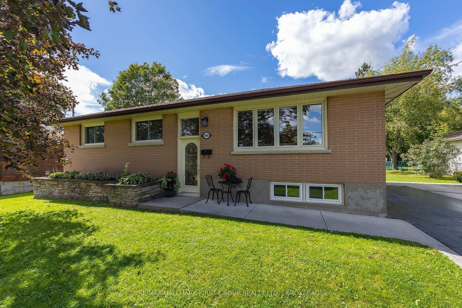 Property Photo:  1449 Avondale Crescent  ON K7P 2V3 