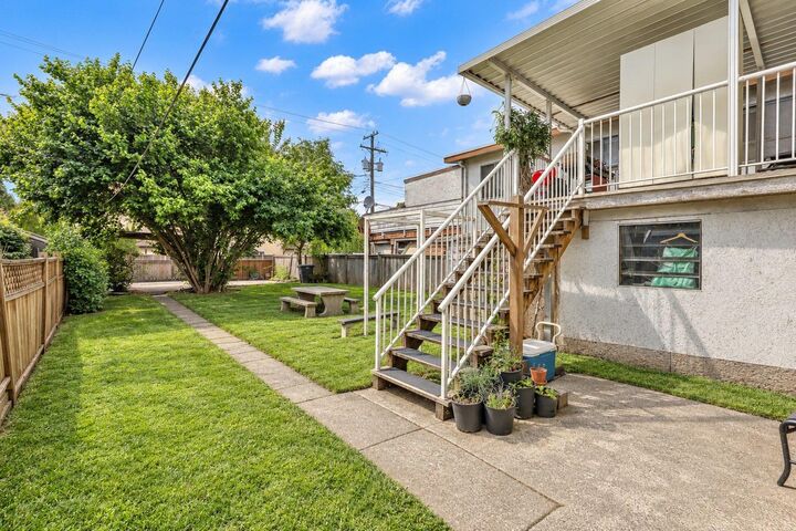 Property Photo:  
