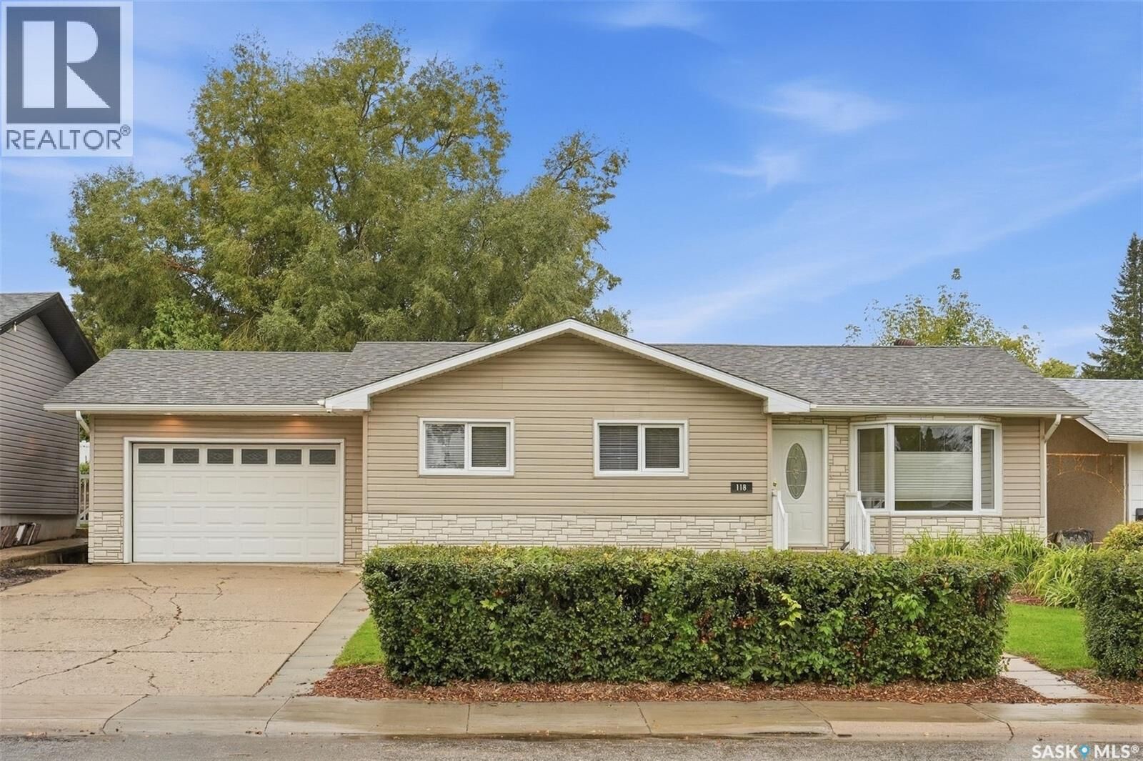Property Photo: 118 Pendygrasse Road SK S7M 4J1