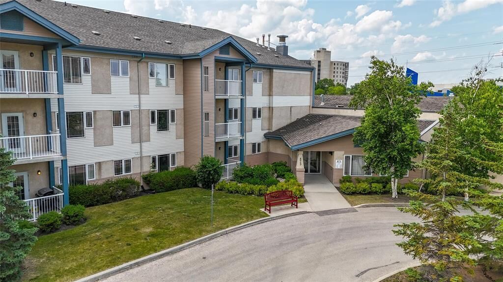 Property Photo:  873 Waverley Street  MB R3T 6C3 