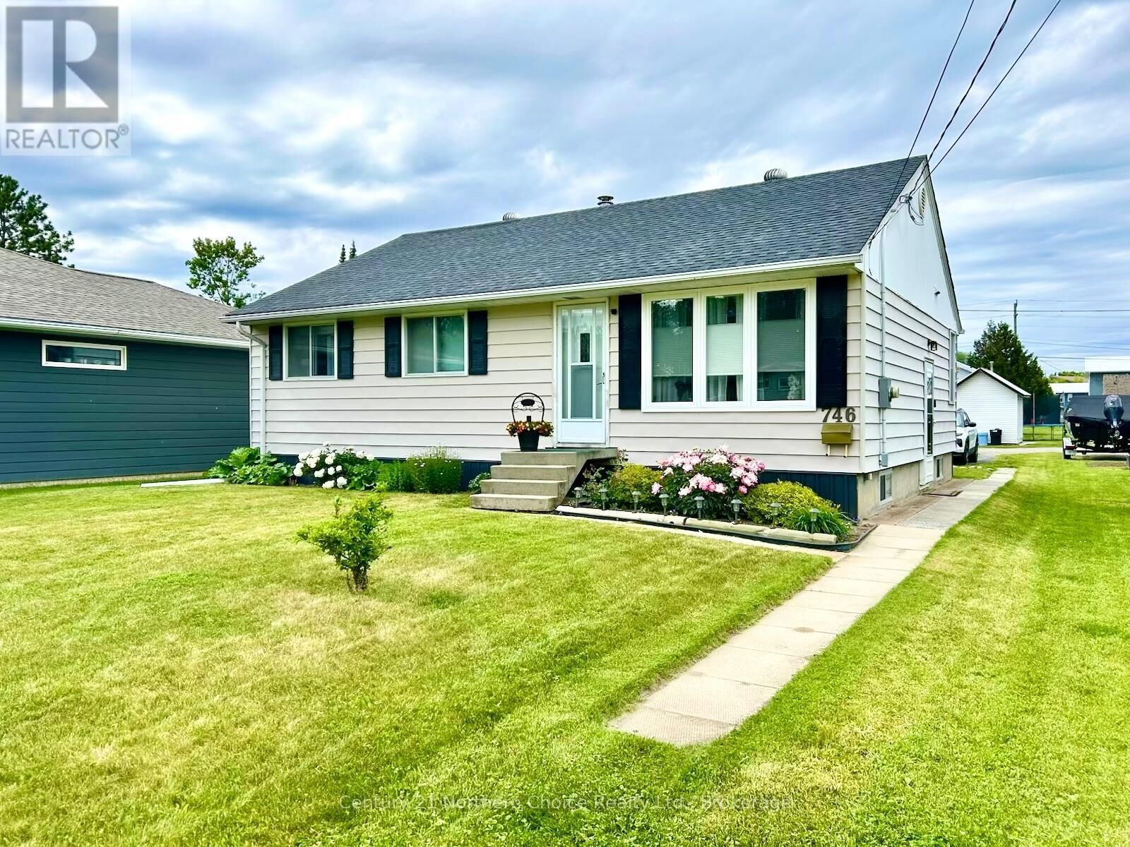 Property Photo:  746 Thompson Street  ON P9A 2W8 