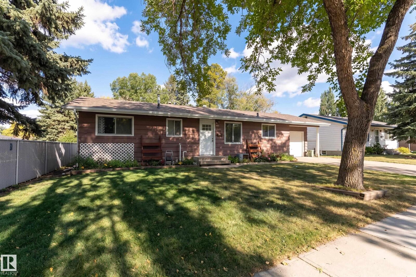 Property Photo: 993 Cedar Street AB T8A 2E8