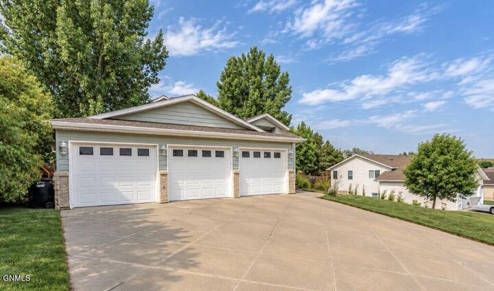 Property Photo:  910 Mahone Avenue  ND 58503 