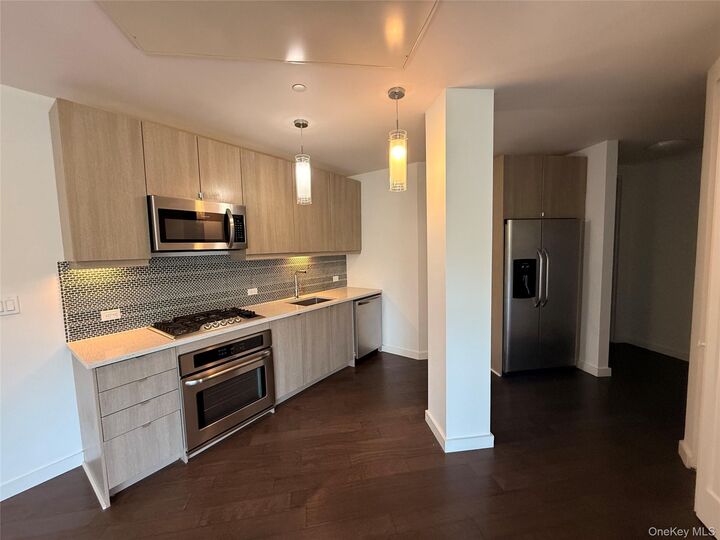 Property Photo:  250 S Central Park Avenue 4D  NY 10530 