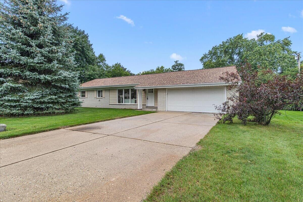 Property Photo: 8048 N Greenview Ct WI 53223