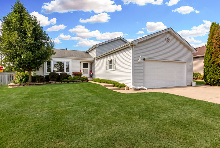 Property Photo:  6 Carol Ann Drive  IL 60107 