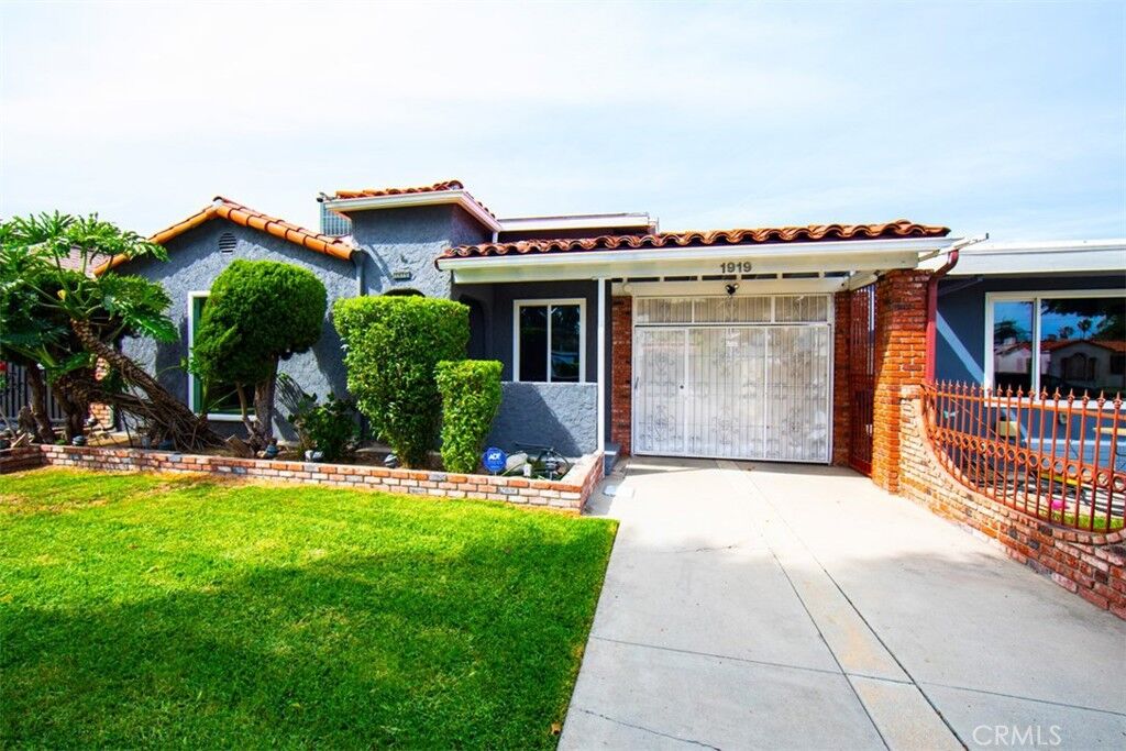 Property Photo: 1919 W 82nd CA 90047