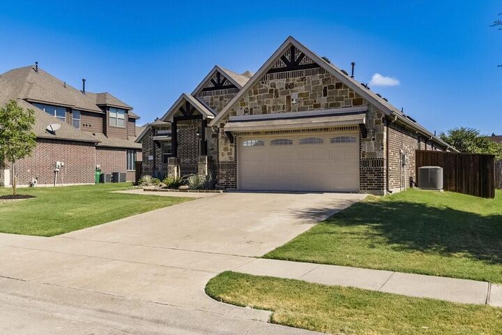Property Photo:  115 Traveller Street  TX 75165 
