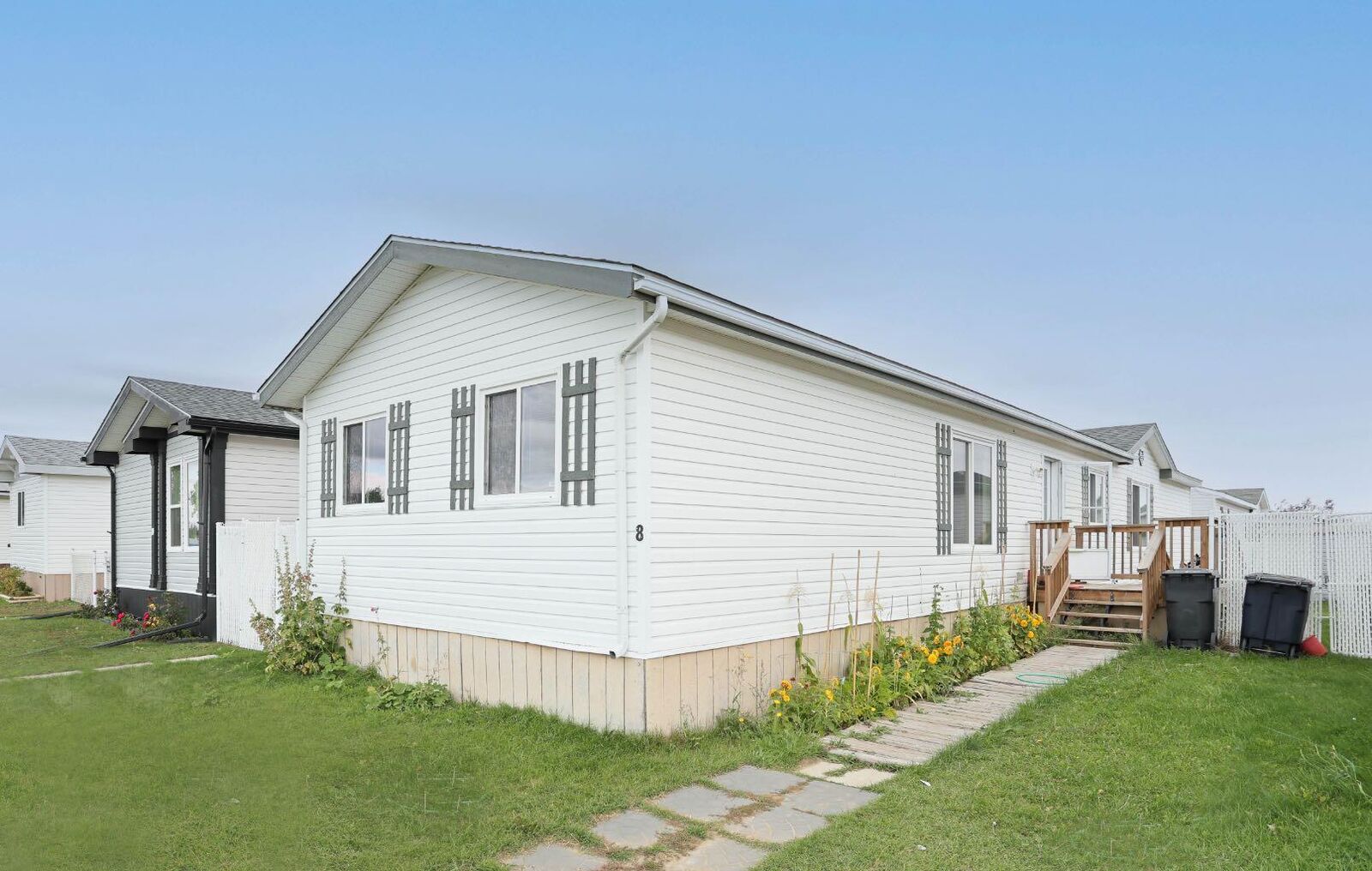 Property Photo:  8 Meadowplace Crescent E  AB T1R 0R5 