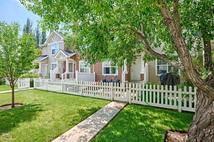 Property Photo:  225 Elgin Gardens SE  AB T2Z 4T6 