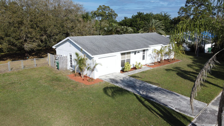 Property Photo:  231 NE Solida Circle  FL 34983 