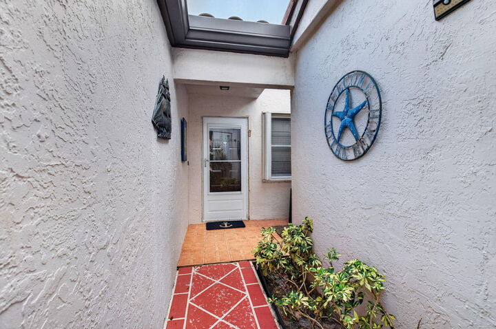 Property Photo: 6427 Pointe Pleasant Circle FL 33484