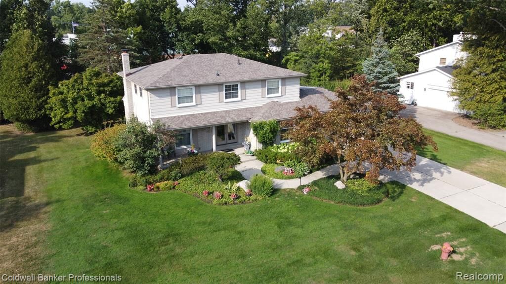 Property Photo: 31925 Olde Franklin Drive MI 48334