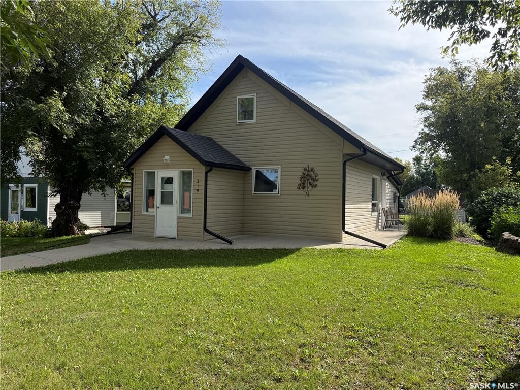 Property Photo:  319 6th Avenue E  SK S0A 2P0 