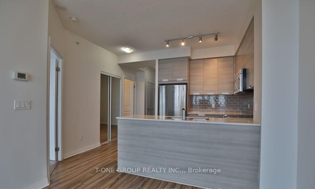 Property Photo:  75 Eglinton Avenue W 1306  ON L5R 1B2 