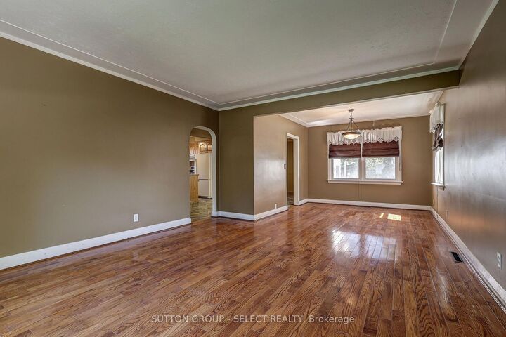 Property Photo:  107 Roehampton Avenue  ON N5V 2A6 