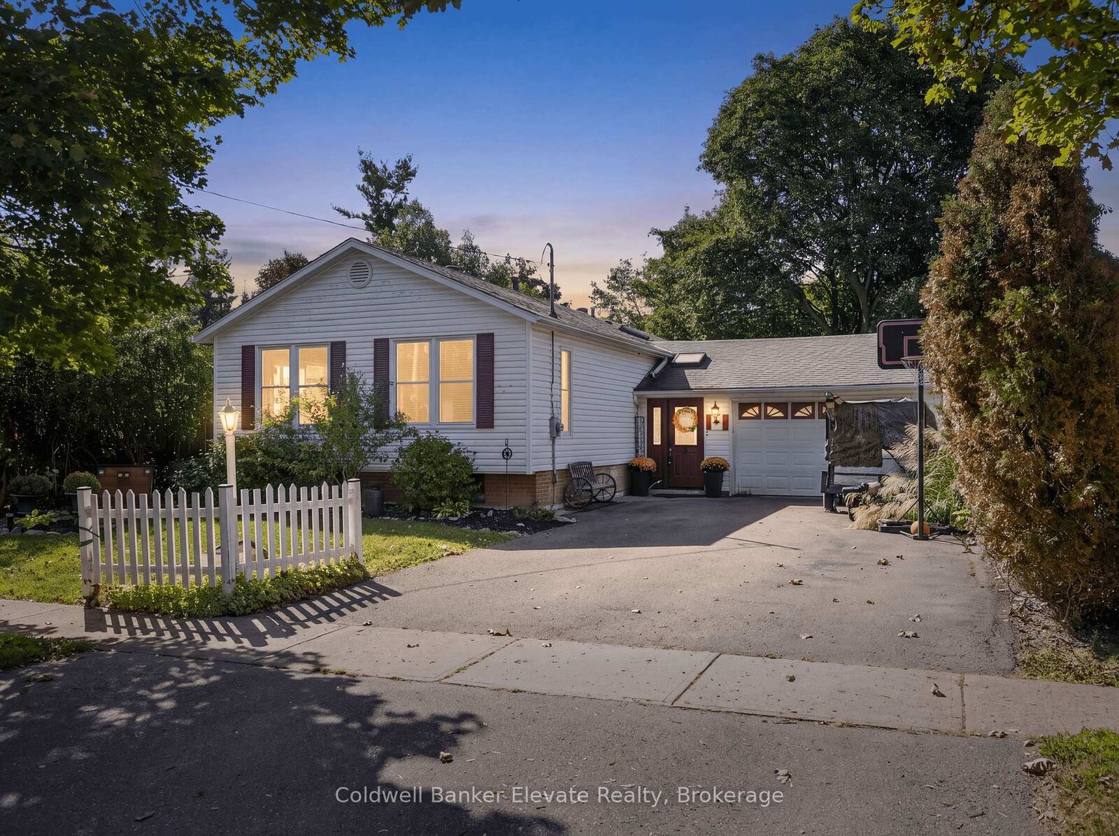 Property Photo:  32 Chelvin Drive  ON L7G 4P9 
