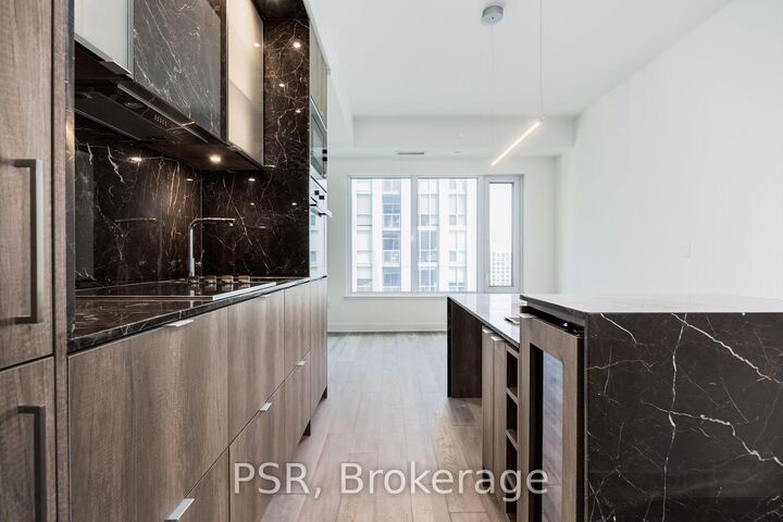 Property Photo: 11 Yorkville Avenue 2707 ON M4W 0B7