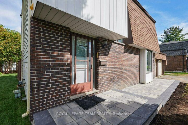 Property Photo:  11 Elvaston Avenue  ON K2G 3T2 