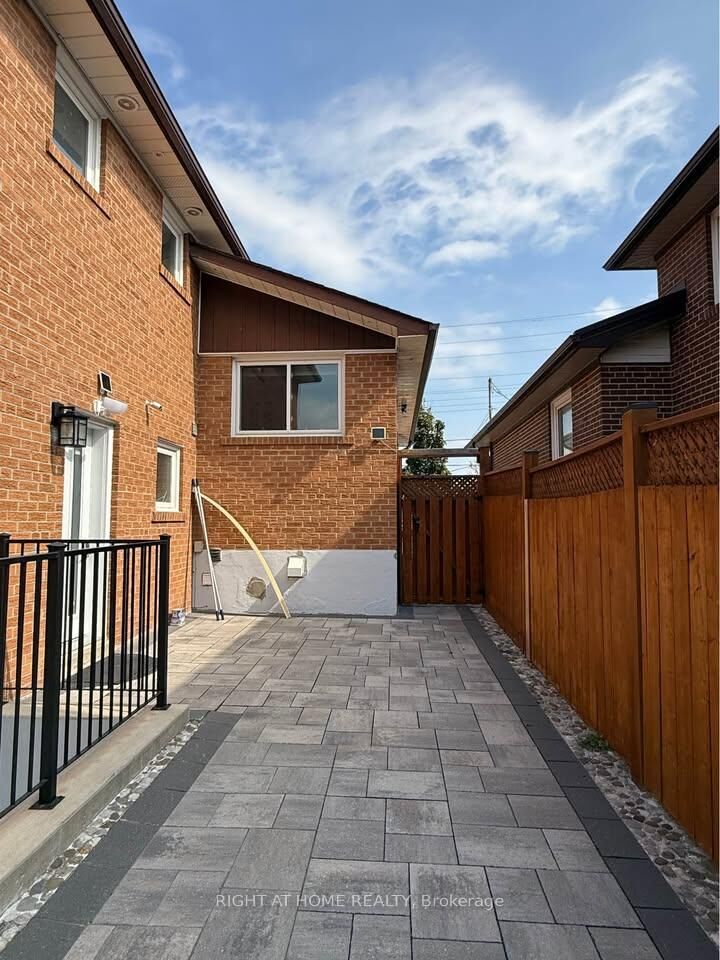 Property Photo:  2468 Hensall Street  ON L5A 2T2 