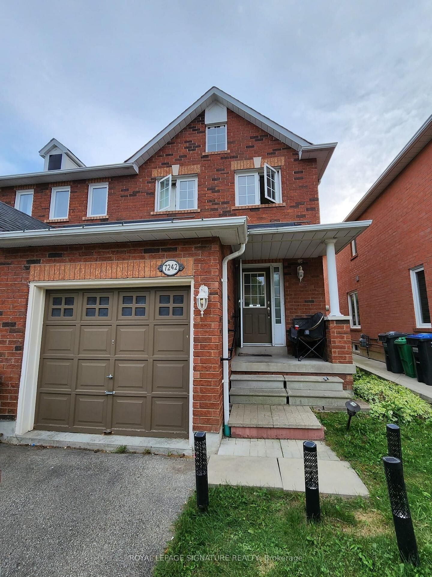 Property Photo:  7242 Waldorf Way  ON L5N 7P8 