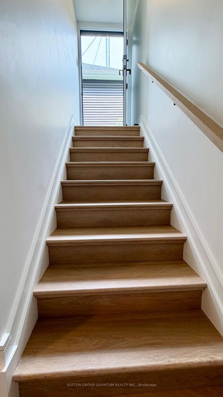 Property Photo:  43 Elmwood Avenue N #3  ON L5G 3K1 