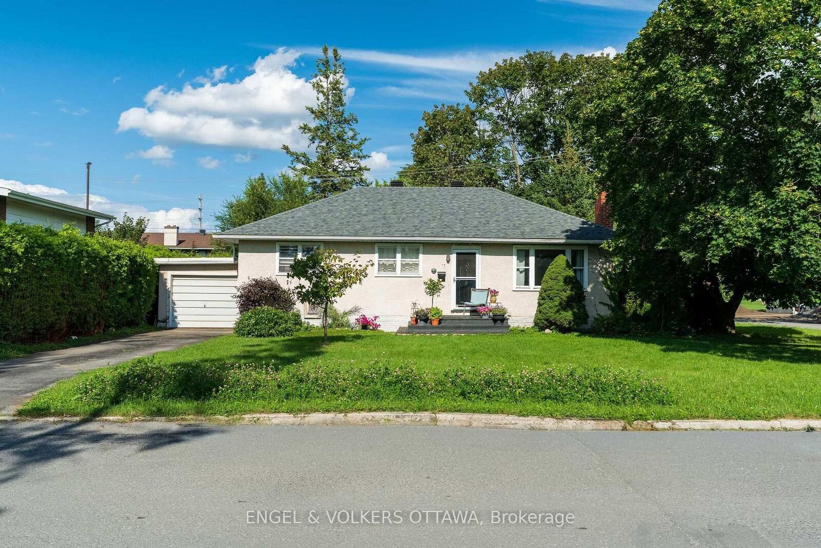 Property Photo:  11 Hilliard Avenue  ON K2E 6B8 