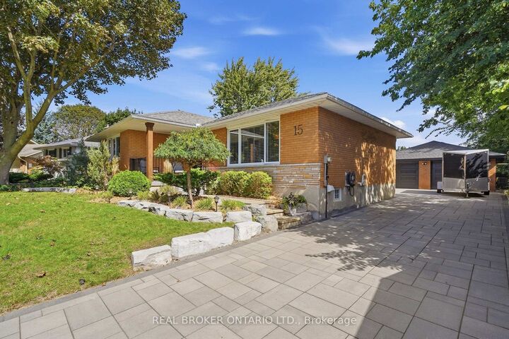Property Photo:  15 Linton Place  ON N2B 2K1 