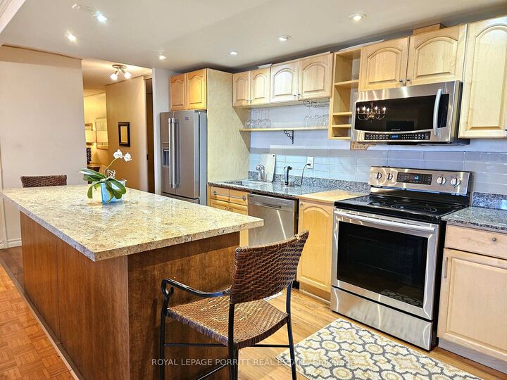 Property Photo:  1535 Lakeshore Road E 1704  ON L5E 3E2 