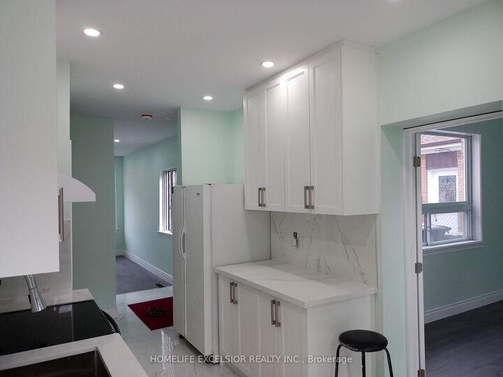 Property Photo:  82 Pandora Circle Main  ON M1H 1V7 