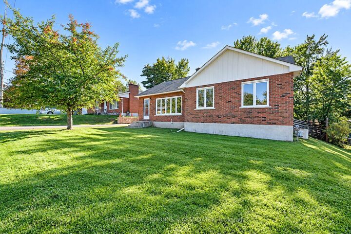 Property Photo:  55 Selkirk Street  ON K8H 1P3 