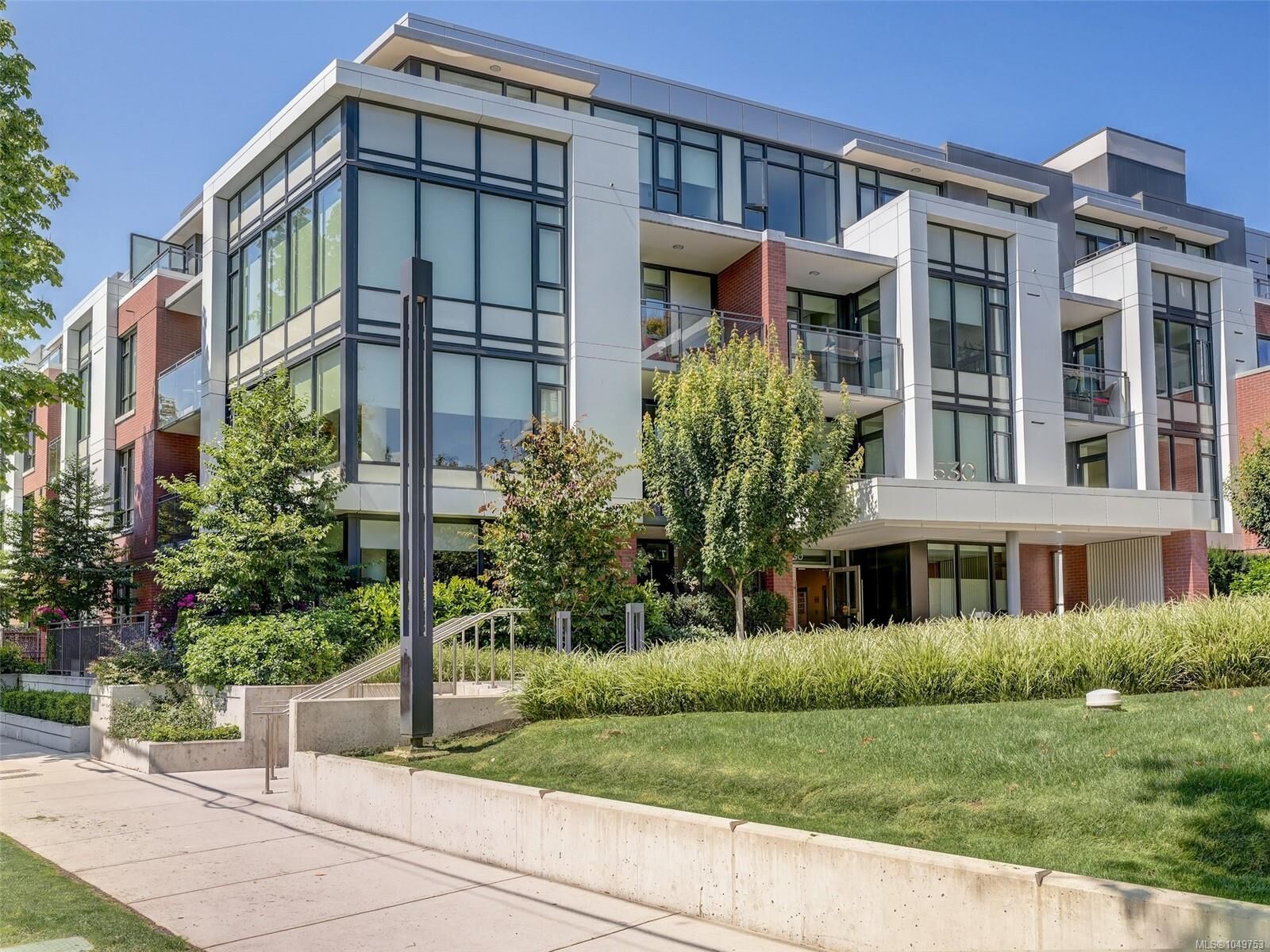 Property Photo:  530 Michigan St #302  BC V8V 0G2 
