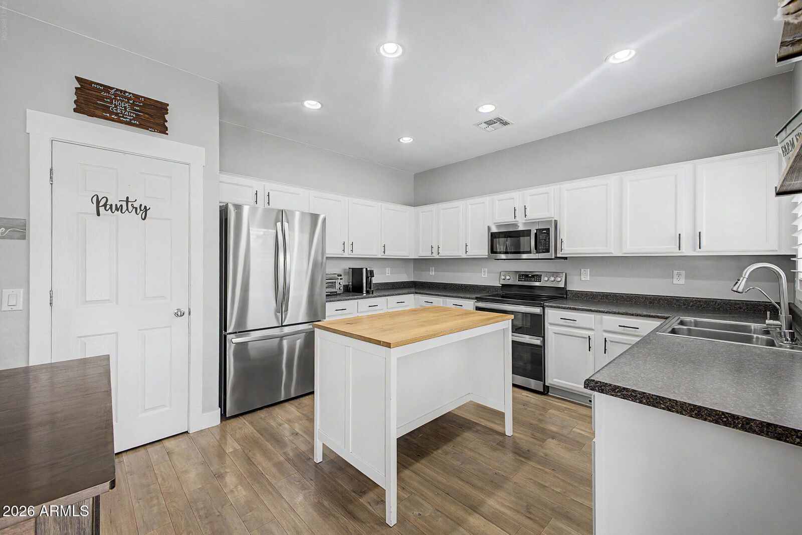 Property Photo:  830 W Trellis Road  AZ 85140 