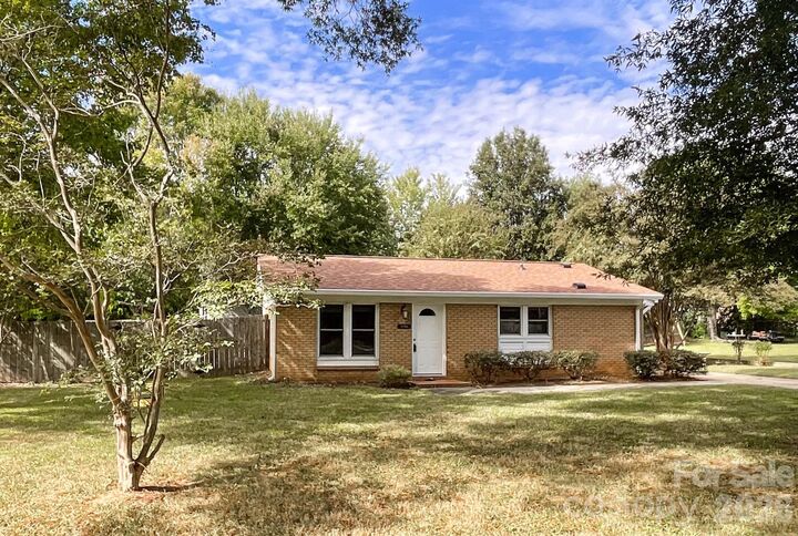 Property Photo:  5704 Hillcrest Circle  NC 28079 