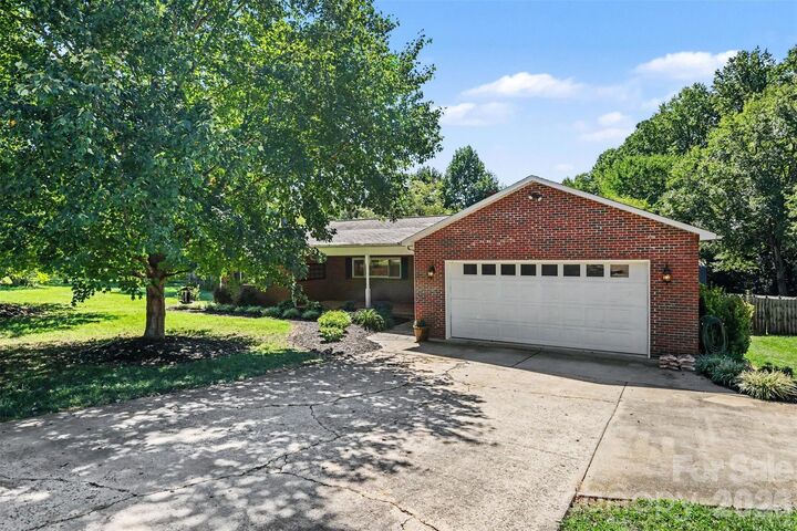 Property Photo: 827 Ferndale Drive NC 28677