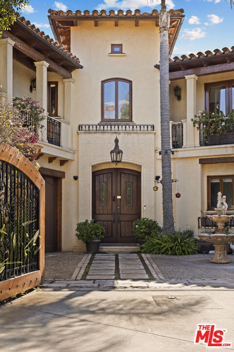 Property Photo:  1617 Tower Grove Dr  CA 90210 