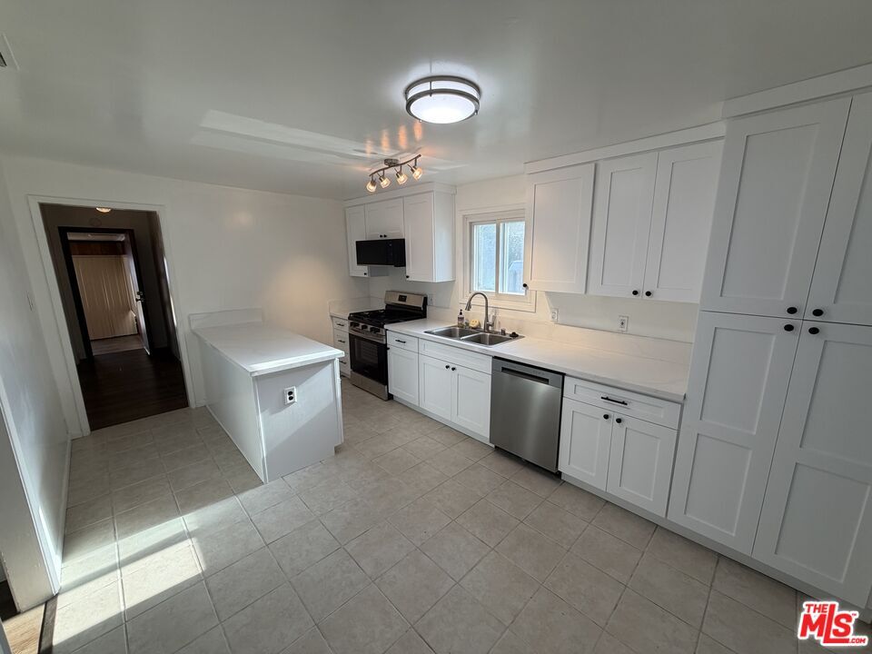 Property Photo:  322 Magnolia Ave  CA 90301 