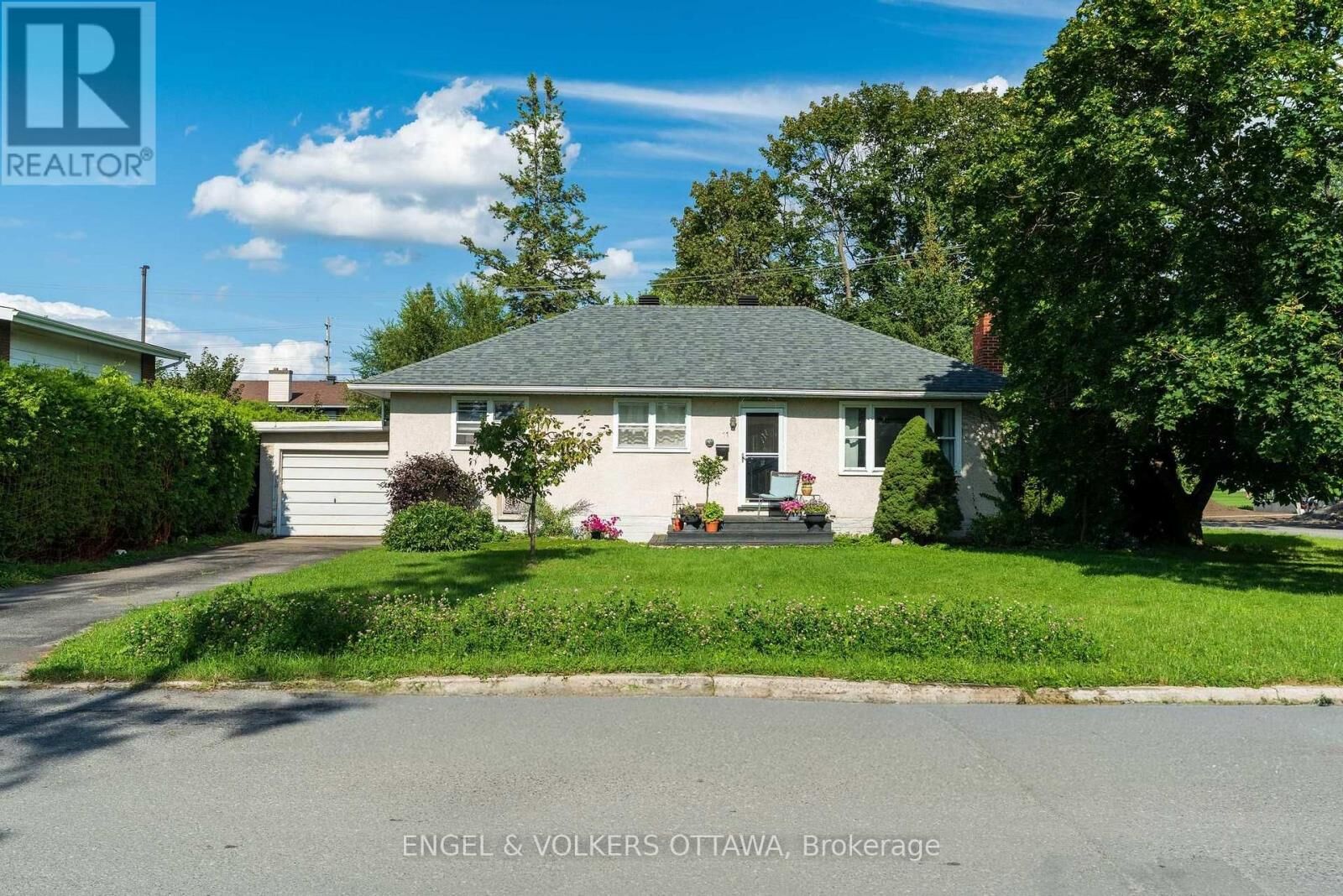 Property Photo:  11 Hilliard Avenue  ON K2E 6B8 