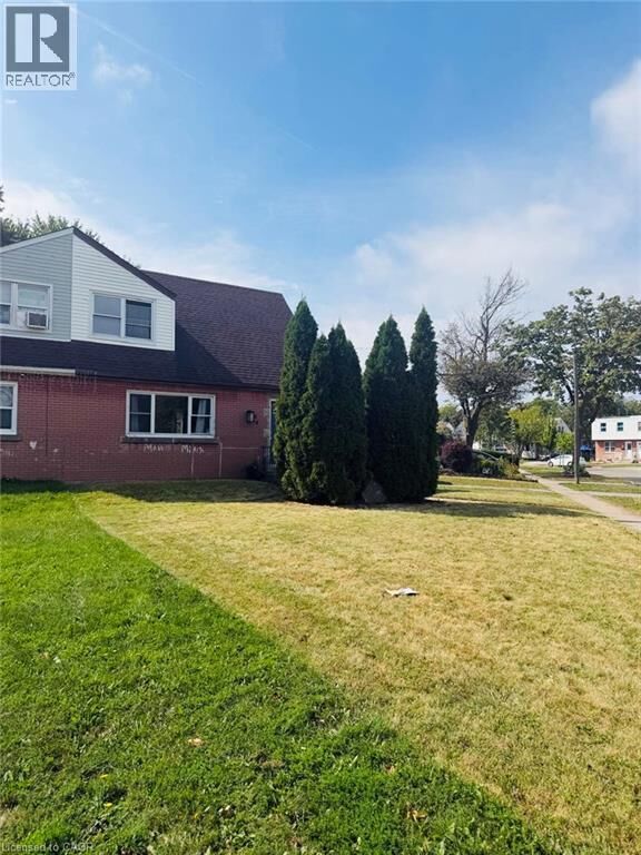 Property Photo:  64 Eastvale Place  ON L8H 1P1 