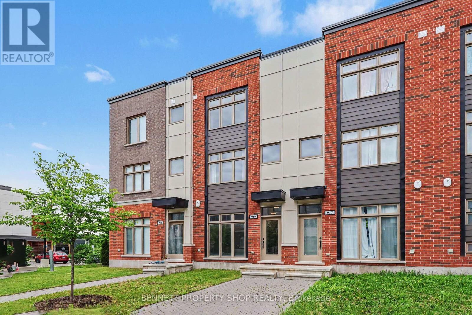 Property Photo:  919 Moses Tennisco Street  ON K1K 5A8 
