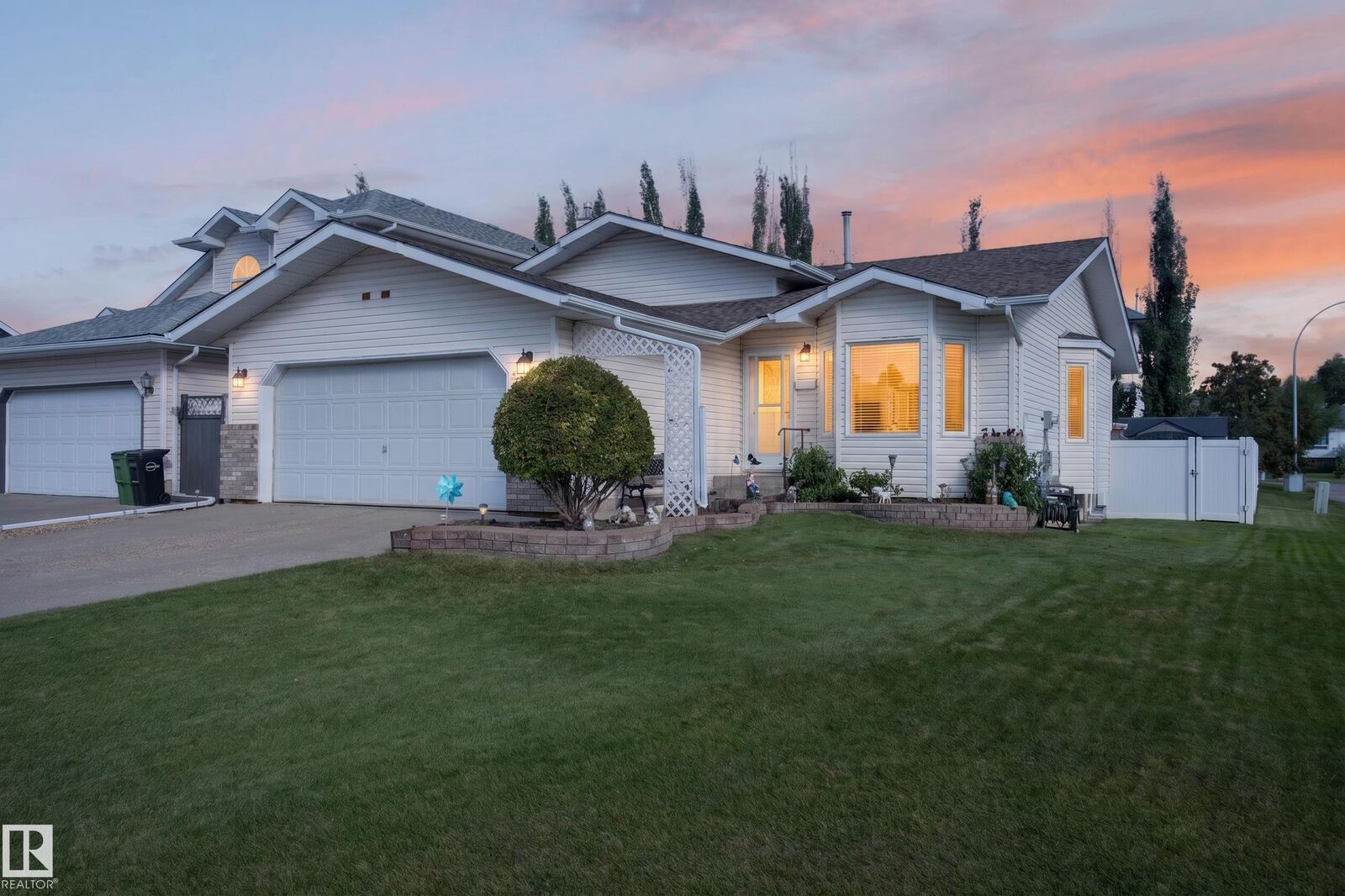 Property Photo:  365 Hollick-Kenyon Road NW  AB T5Y 2T6 