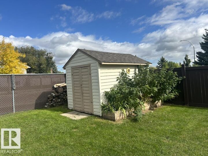 Property Photo:  2 Larch Bay  AB T7X 1W6 