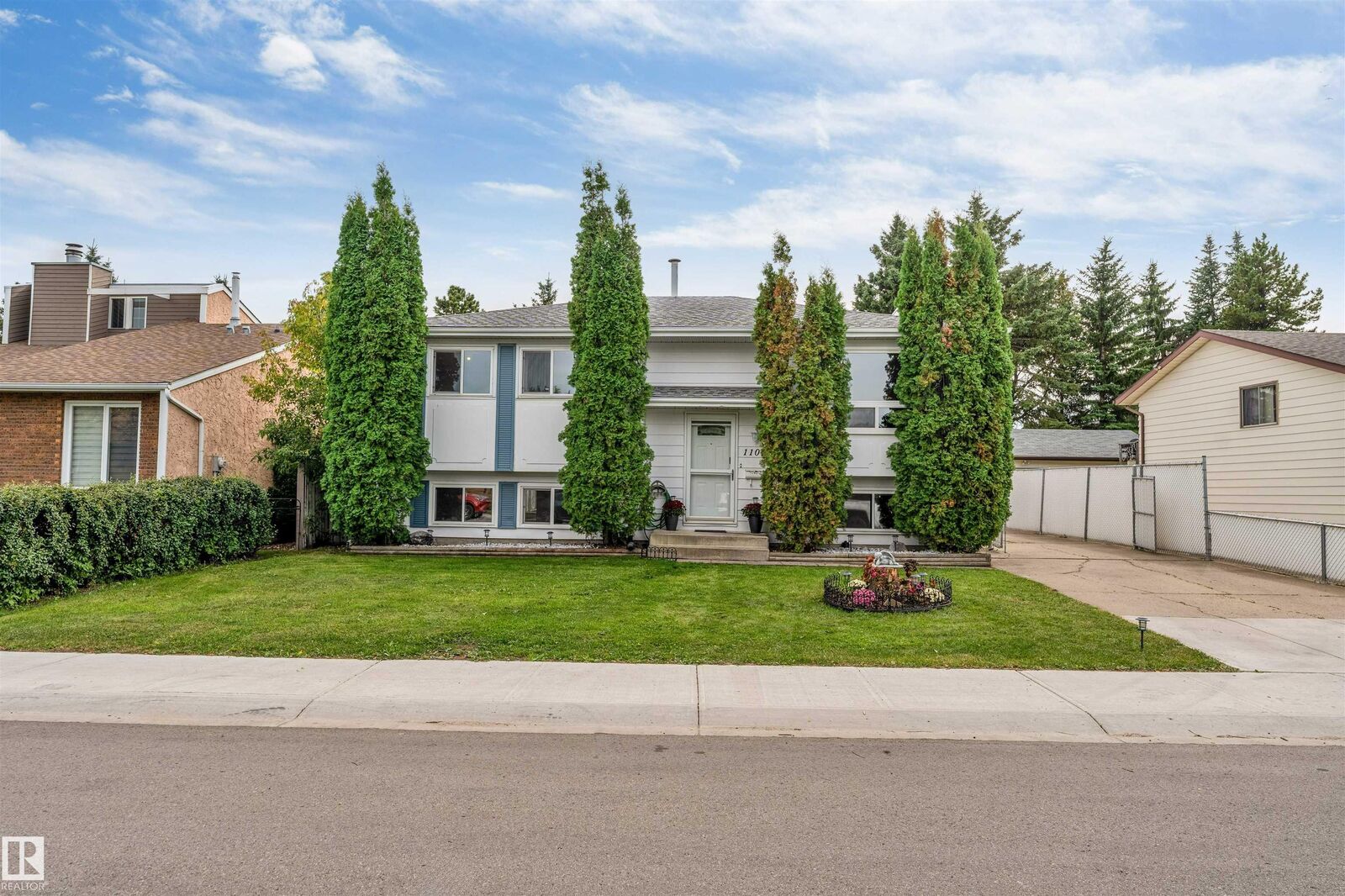 Property Photo:  11015 170 Avenue NW  AB T5X 3L1 