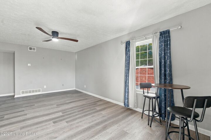 Property Photo:  3008 Treeview Ct  KY 40214 