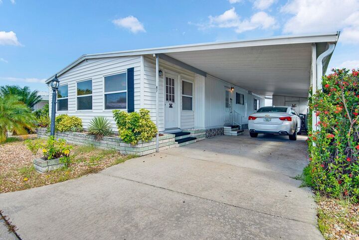 Property Photo: 47 Caballo Way FL 34209
