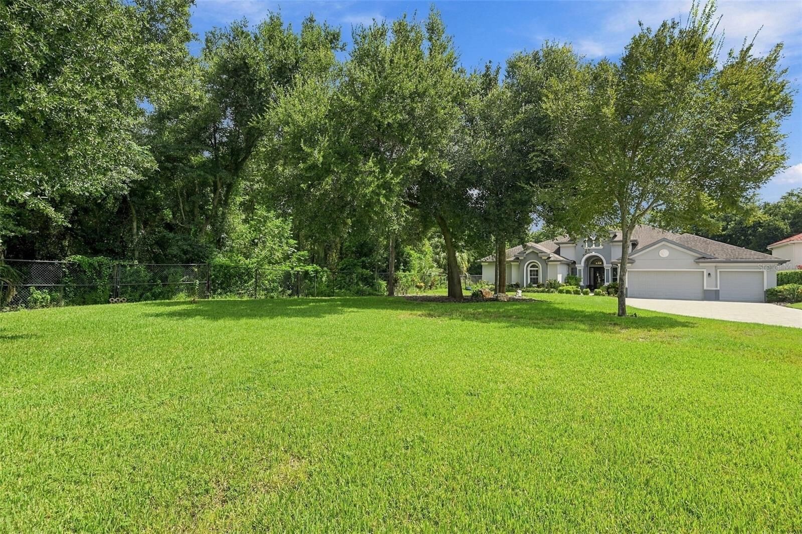 Property Photo: 510 Creekside Court FL 34695
